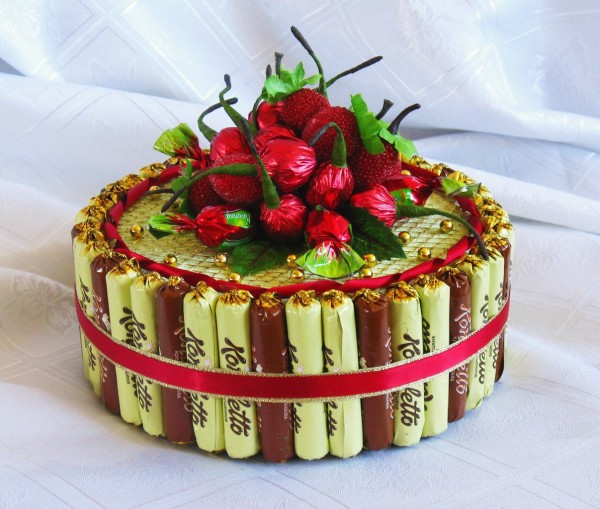 Торт із солодощів у подарунок